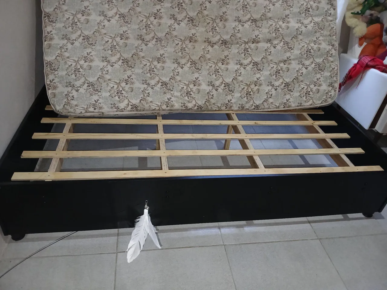Cama com Estrado de Madeira