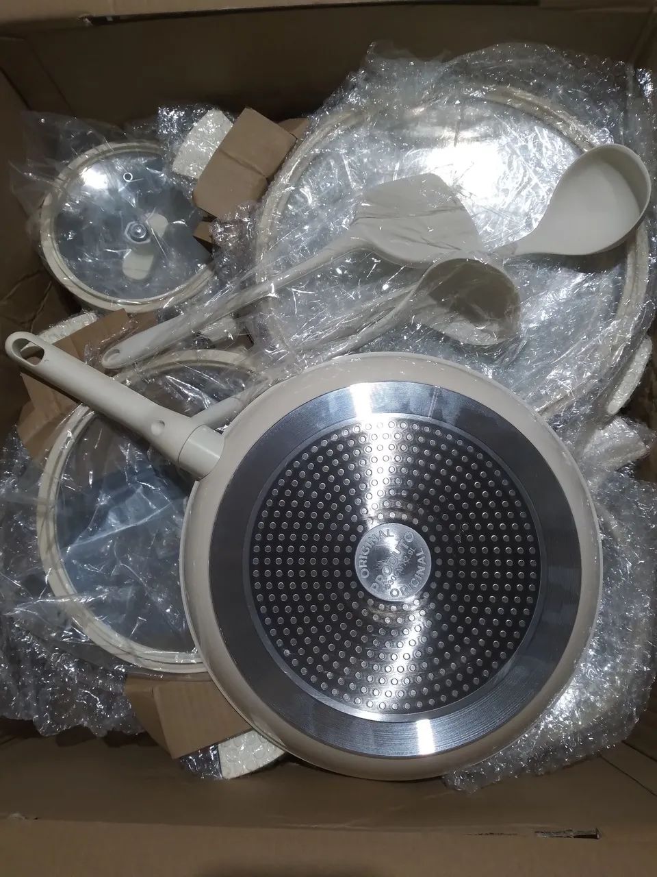 Kit 10 Panelas com cerâmica, antiaderente, pintura termo resistente, exterior de alumínio.