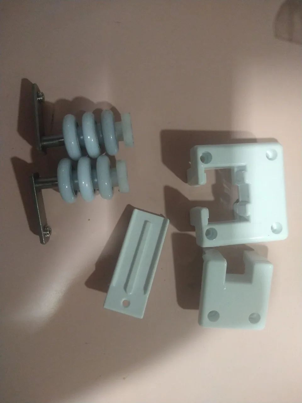 Kit com 2 roldanas triplas e um kit de saída inferior e superior para sacada