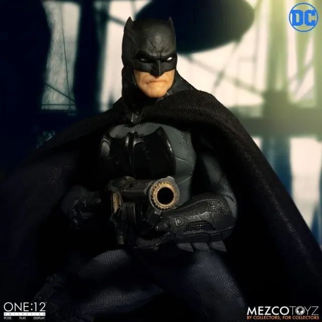 Mezco One:12 Batman Supreme Knight - Hobbies e coleções - Parque