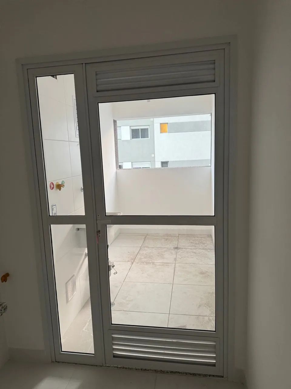  Porta de alumínio branca com vidro e veneziana - 1,35m x 2,17m - excelente estado - Foto 5