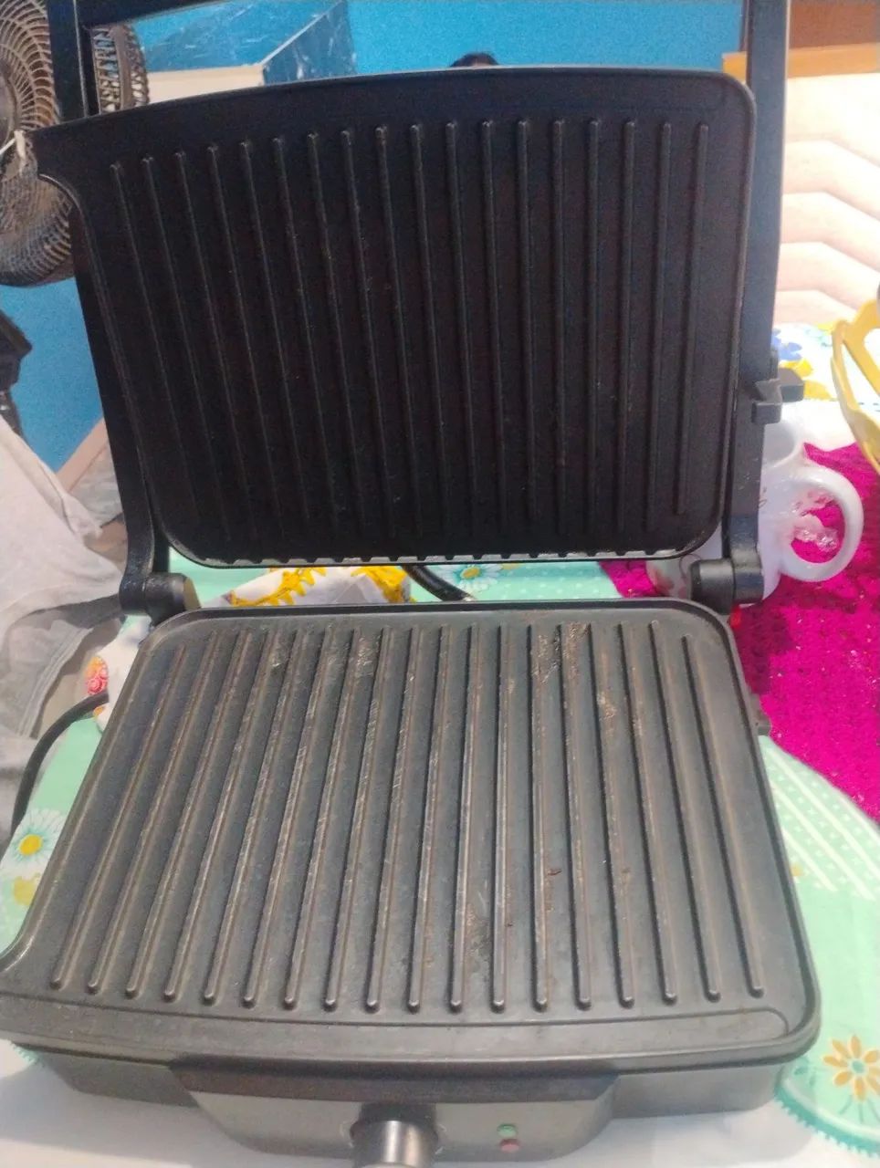 Sanduicheira Grill e churrasqueira- Ideal para lanches rápidos e saborosos!