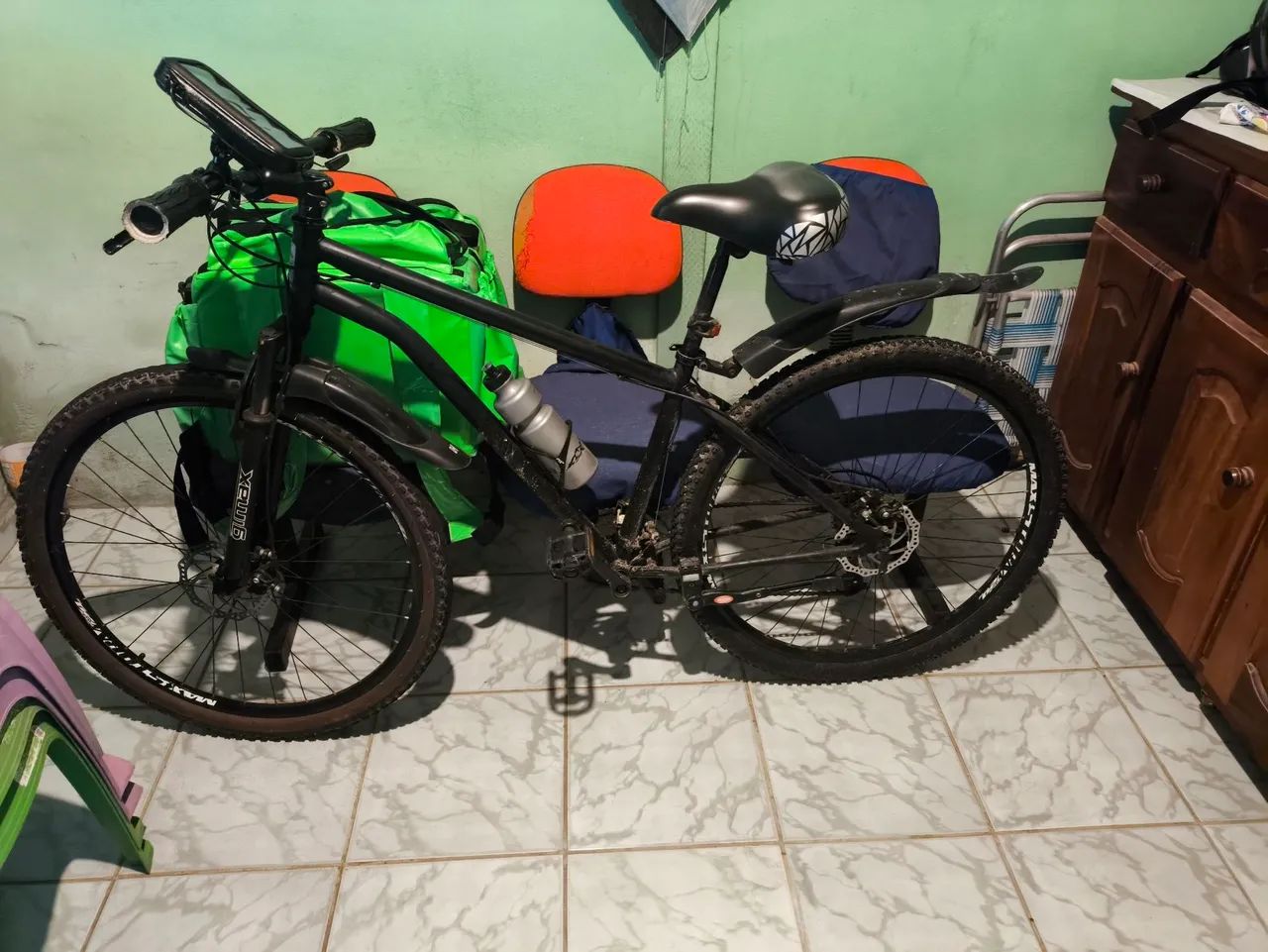 Bicicleta preta com acessórios - Foto 2