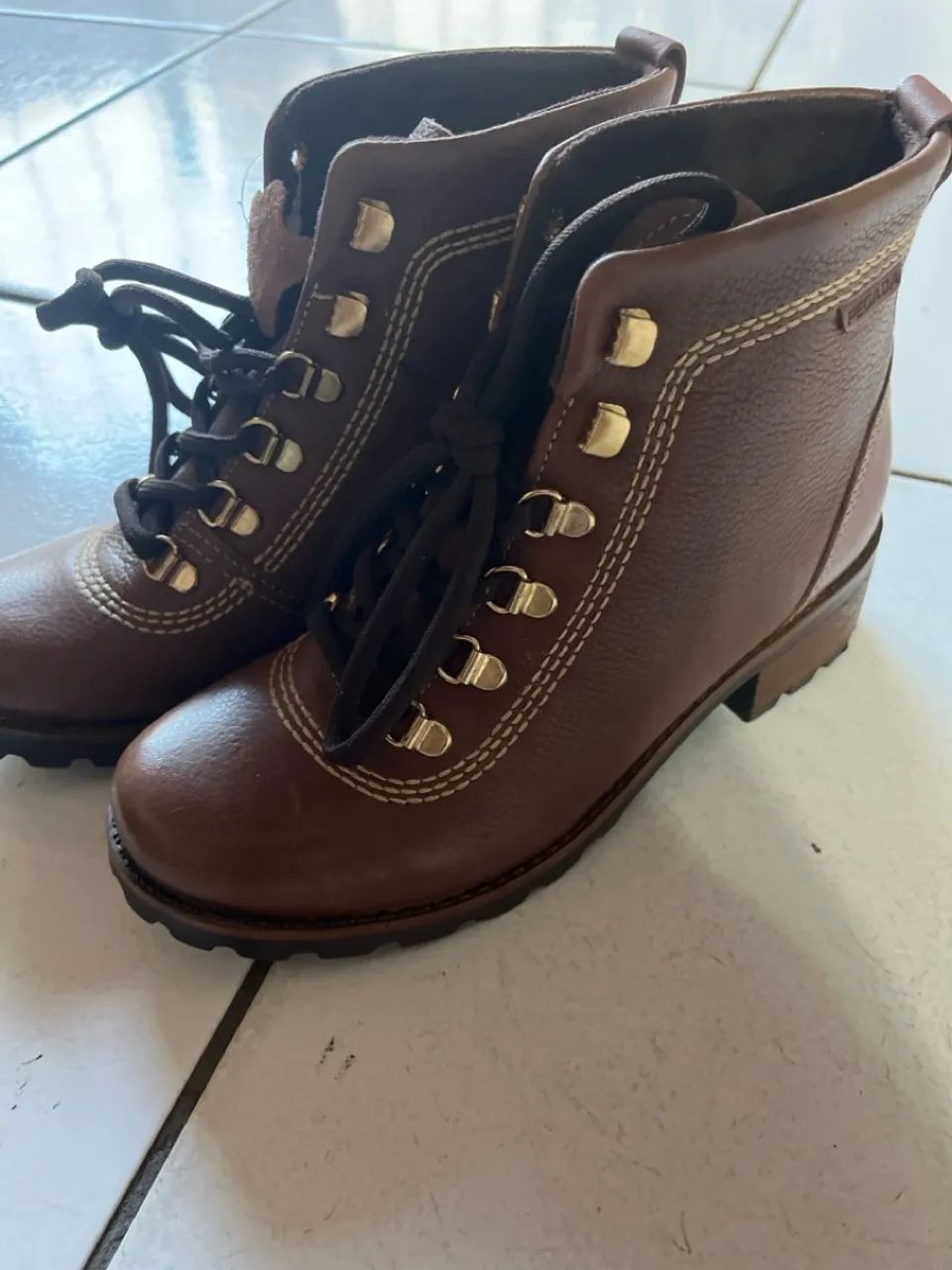 Botas de Couro Marrom c/ avaria no solado 