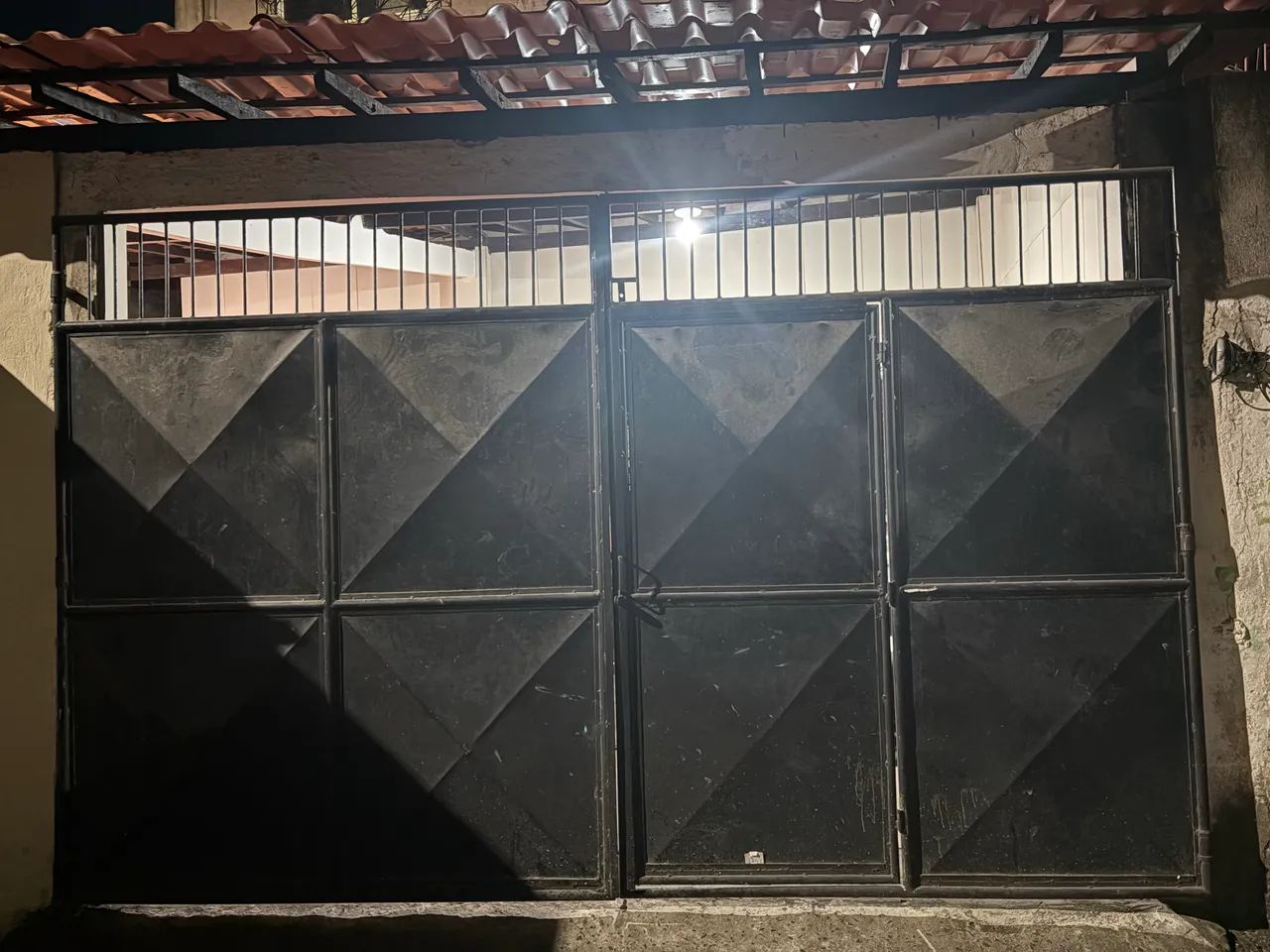 VENDO PORTÃO DE GARAGEM ÓTIMO ESTADO..