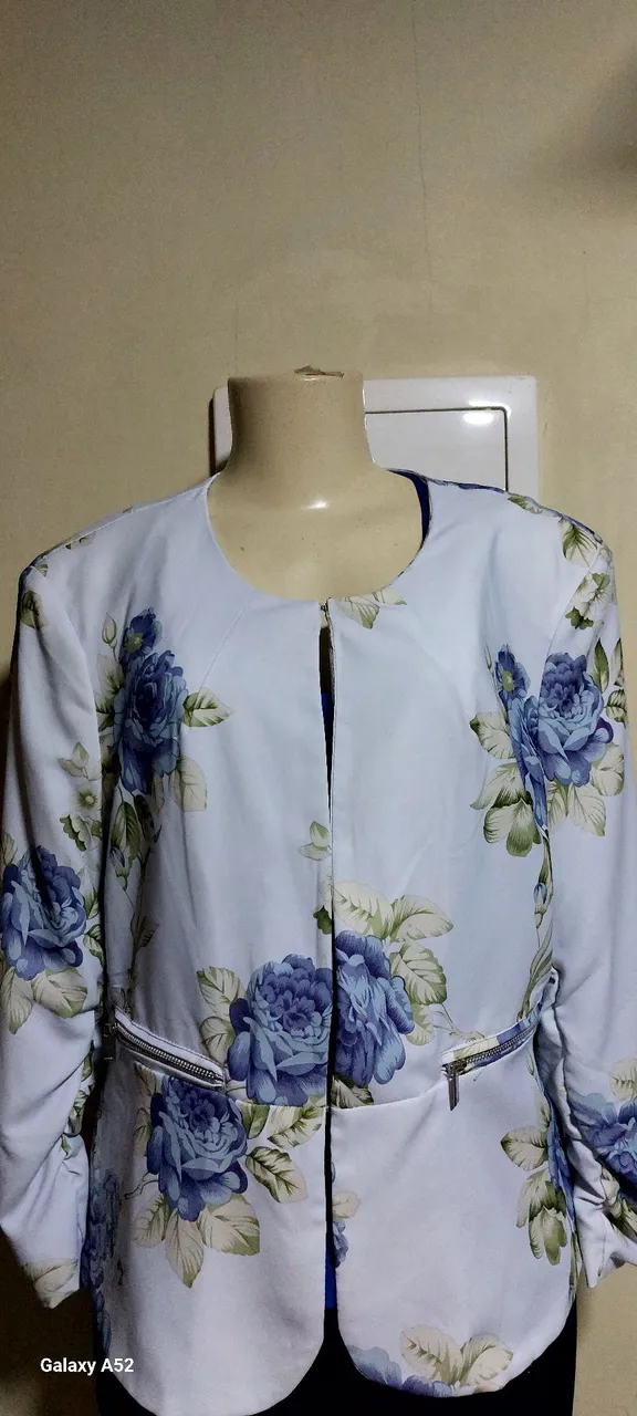 Casaco feminino floral azul e branco