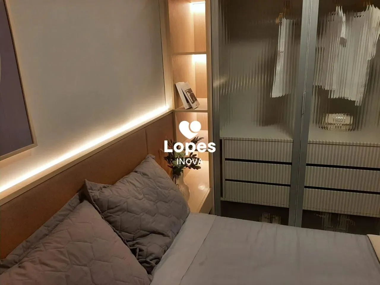 Apartamento á venda com 2 quartos, suíte, e garagem no Novo Mundo - Curitiba - PR