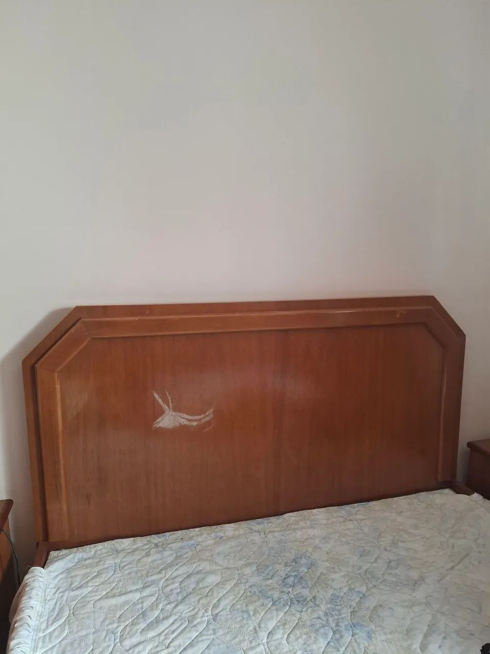 cama de casal com estrado em cerejeira com 2 mesinhas e colchão 