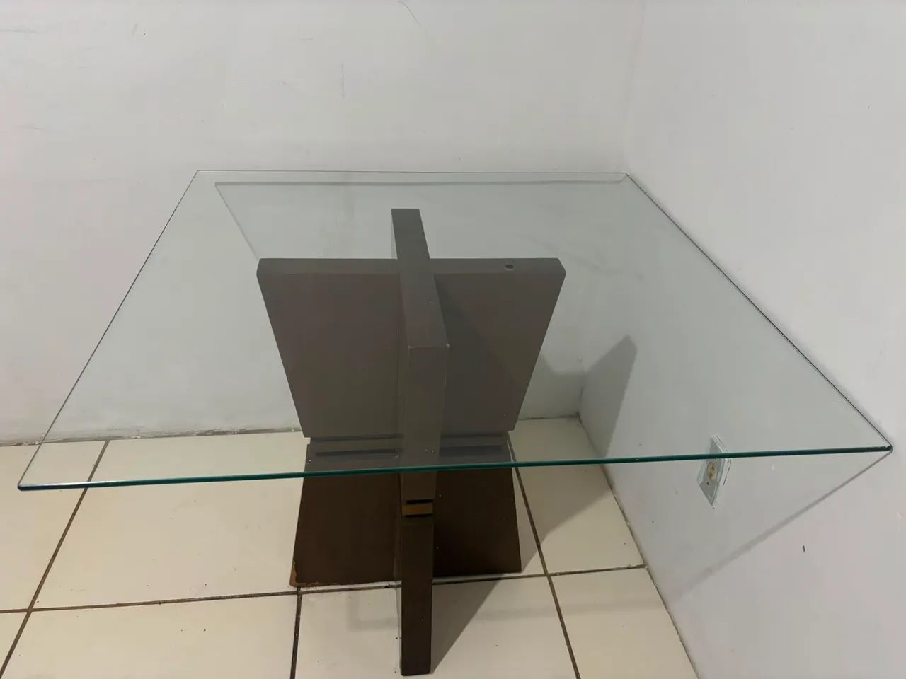 Mesa com tampo de vidro 