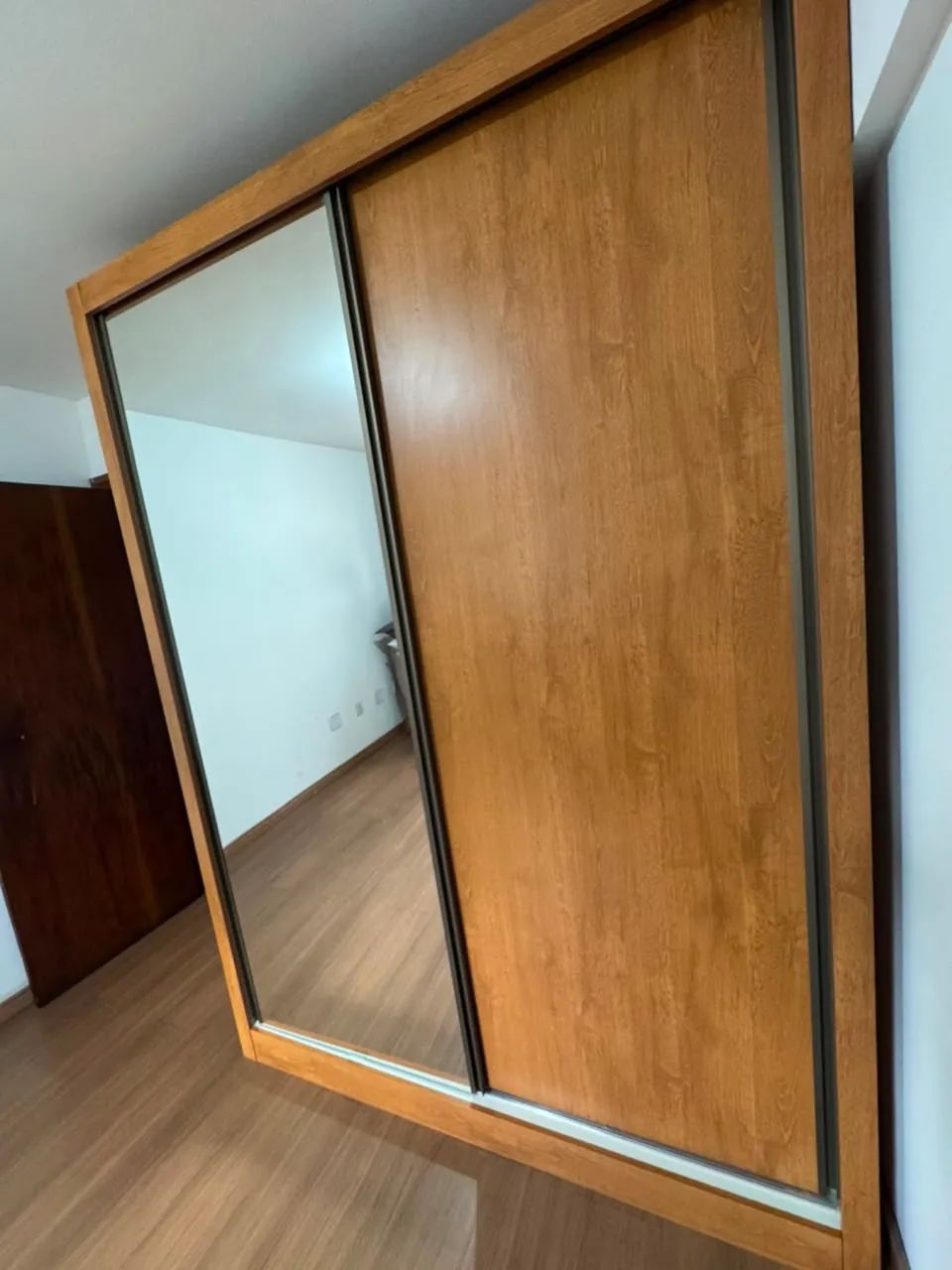 Guarda roupa com espelho + Cômoda - semi novos - Foto 3