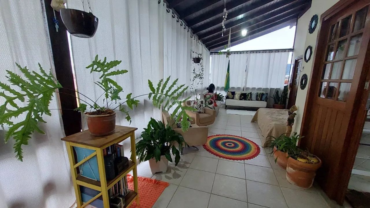 Casa de 235m² com 5 quartos no bairro Carianos