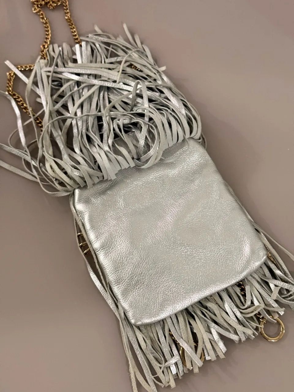 Bolsa Arezzo Tig Prata com Franjas - Foto 4