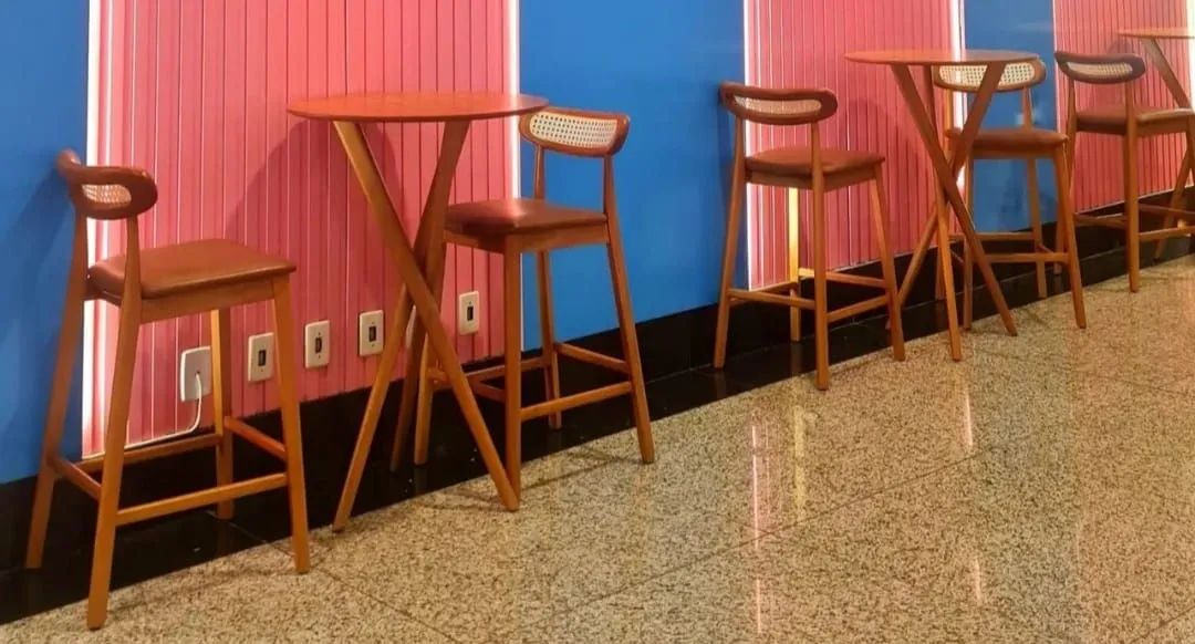 Mesa com banquetas 