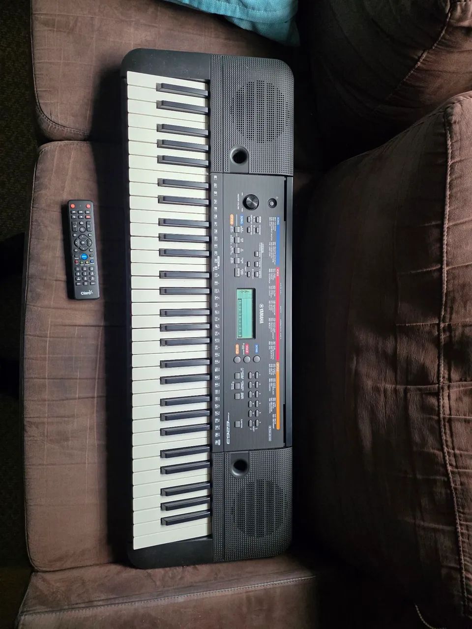 Vendo teclado yamaha E263 nunca usado com tripé  - Foto 3