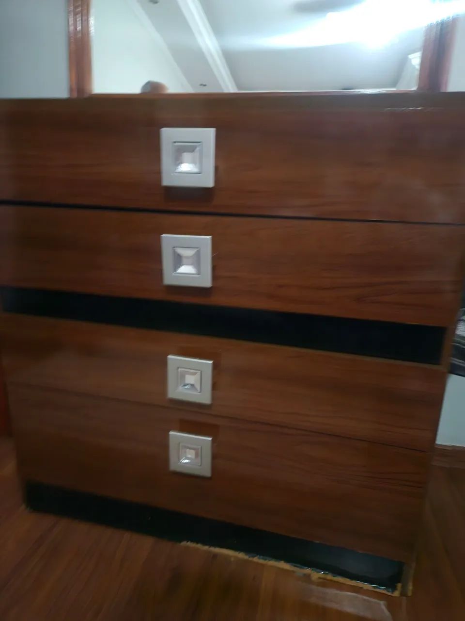Jogo de quarto completo com cama de casal com dois criados, guarda roupas, cômoda. - Foto 2