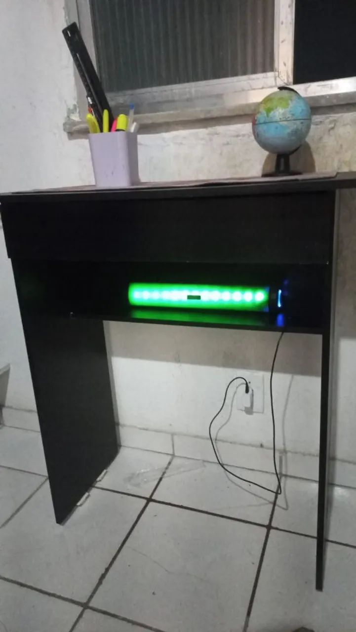 Escrivania pequena e compacta, já montada. - Foto 2
