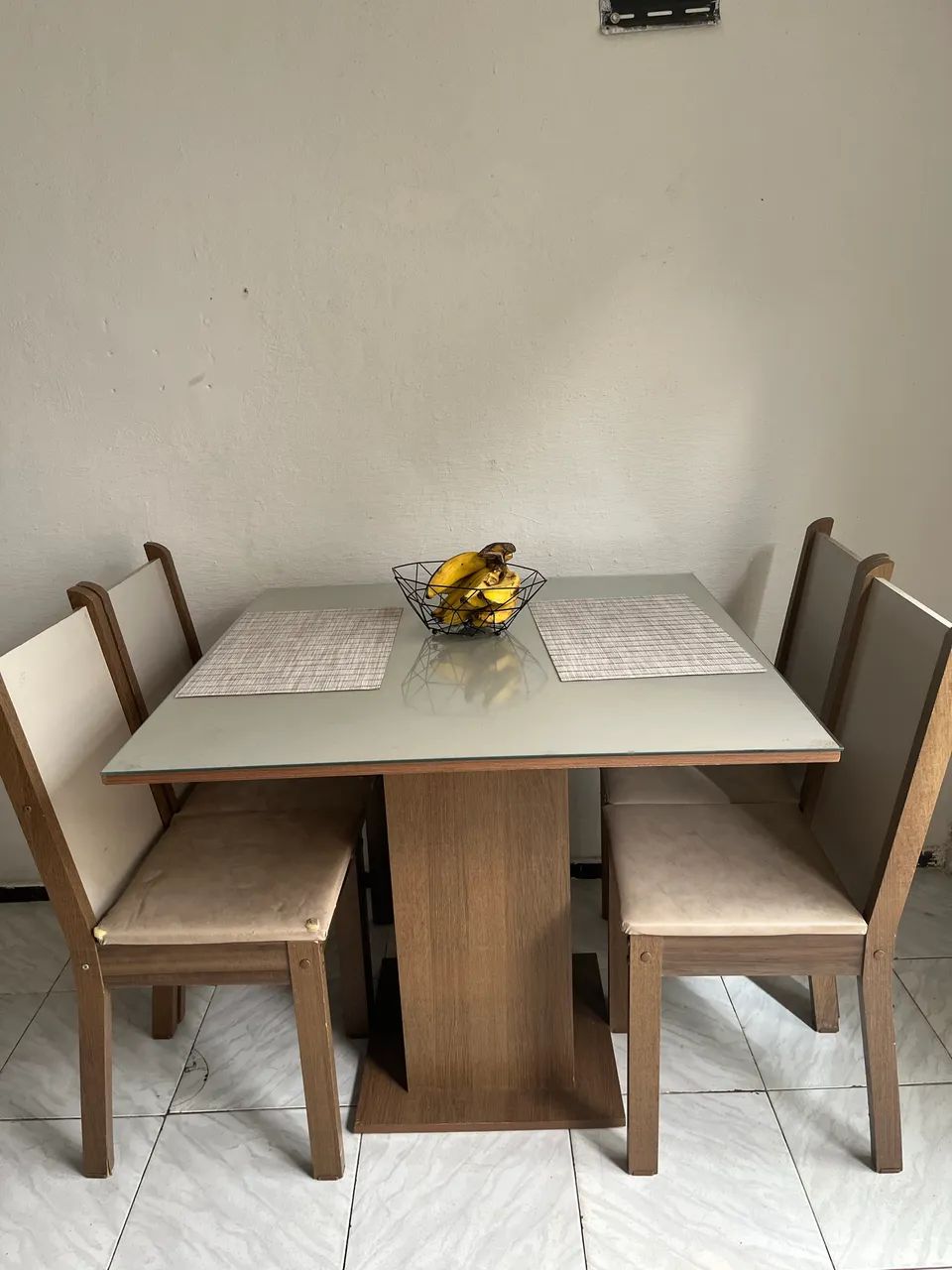 Mesa com 4 cadeiras 