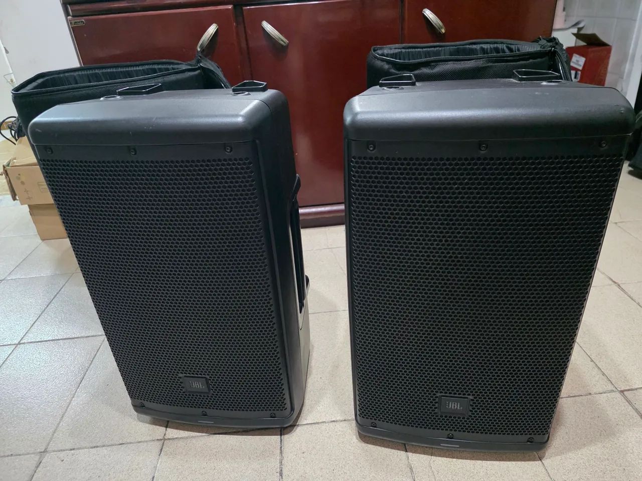 02 Caixas Ativas JBL EON 610 - Impecáveis