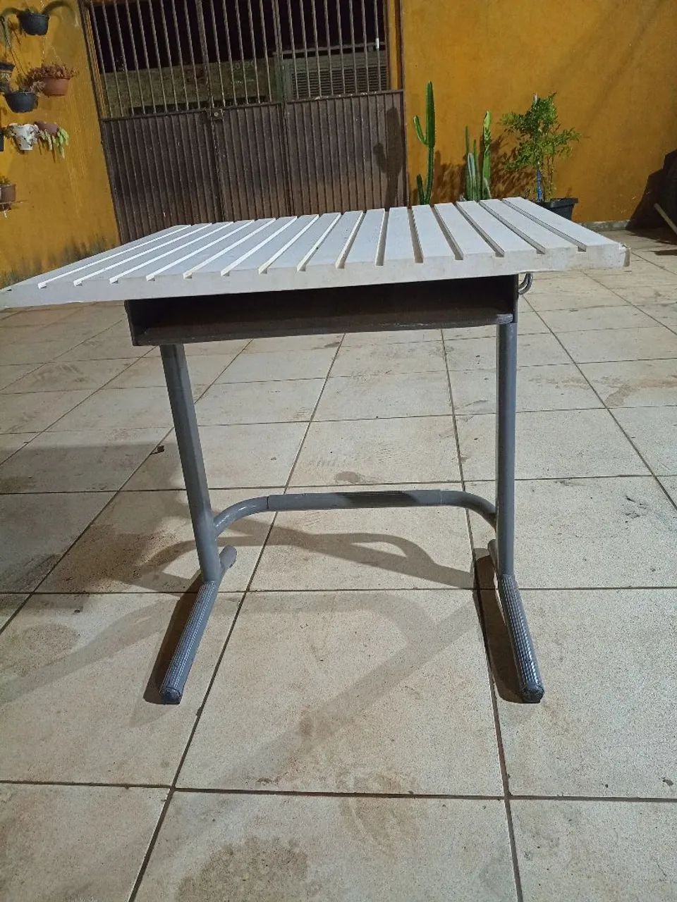 MESA ESCRIVANINHA TIPO ESCOLAR COM BASE DE METAL RESISTENTE E TAMPO EM MDF RIPADO - Foto 5