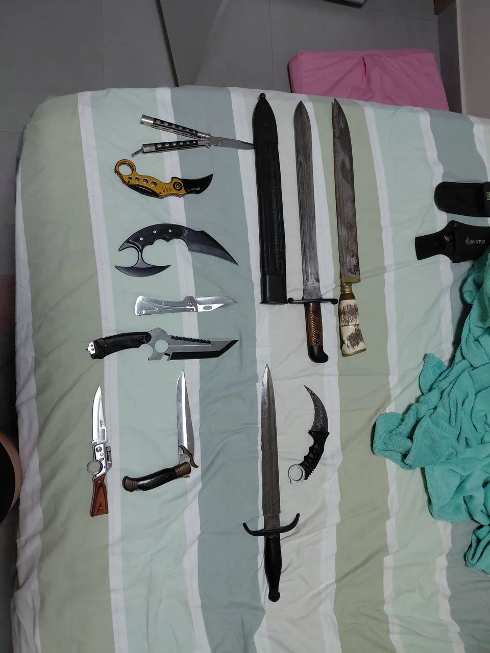 Facas e canivetes com preços diversos