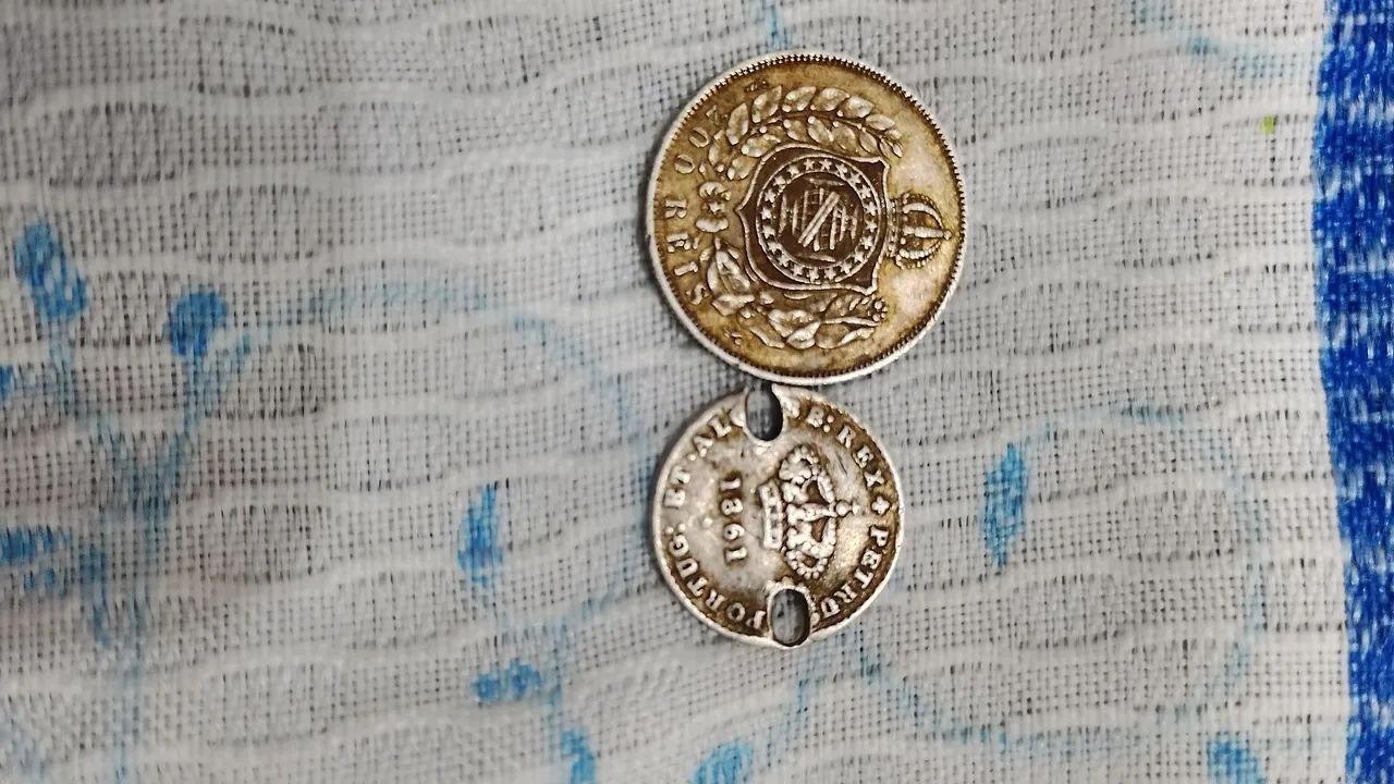 Duas moedas Antigas de prata uma brasileira ou tra de Portugal 