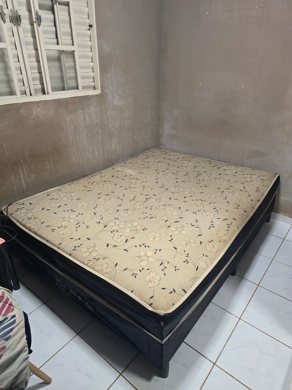 Cama box de casal + colchão de molas ensacadas - R$300