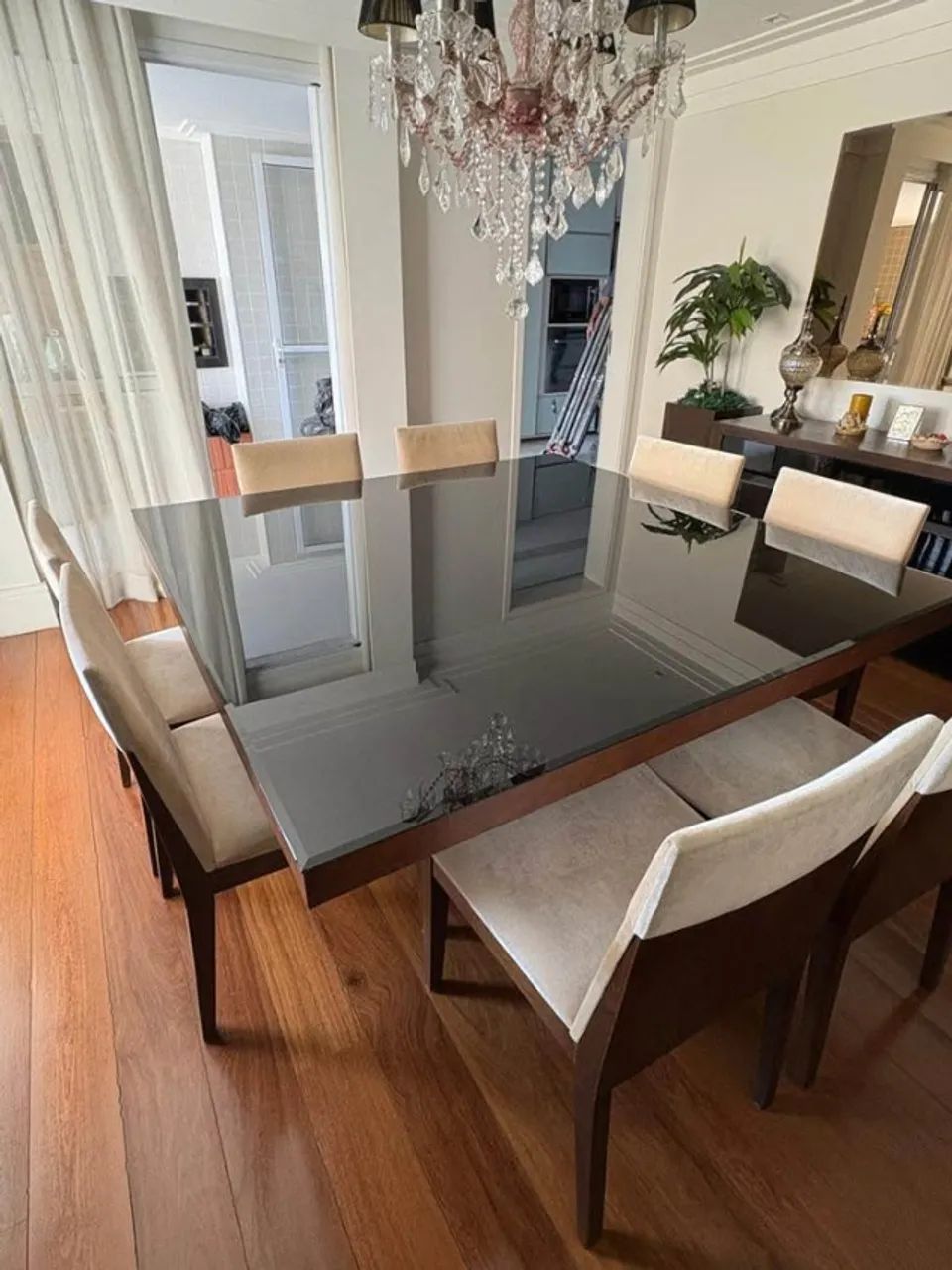 Mesa de jantar com 8 cadeiras 