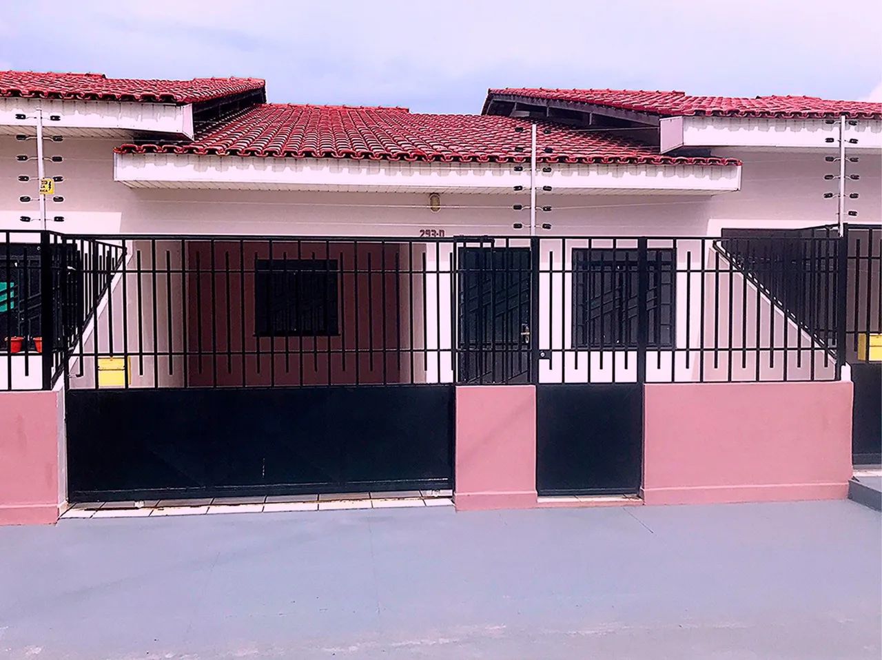 ALUGA-SE CASA NO CONDOMÍNIO AMAJARI I