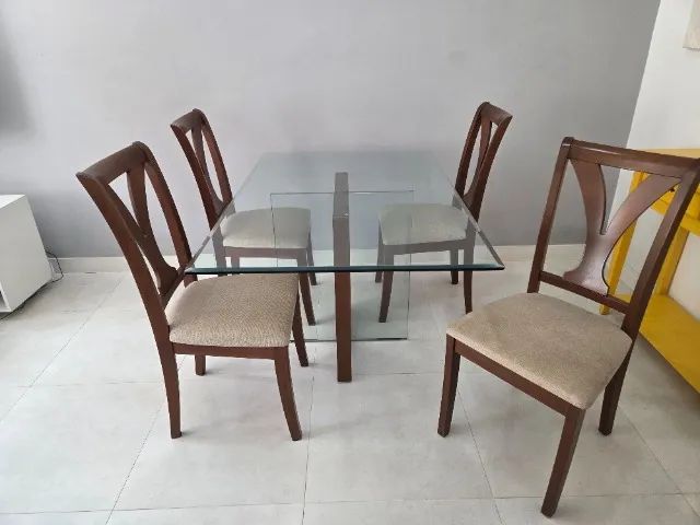 Mesa de Jantar (conjunto com 4 cadeiras)