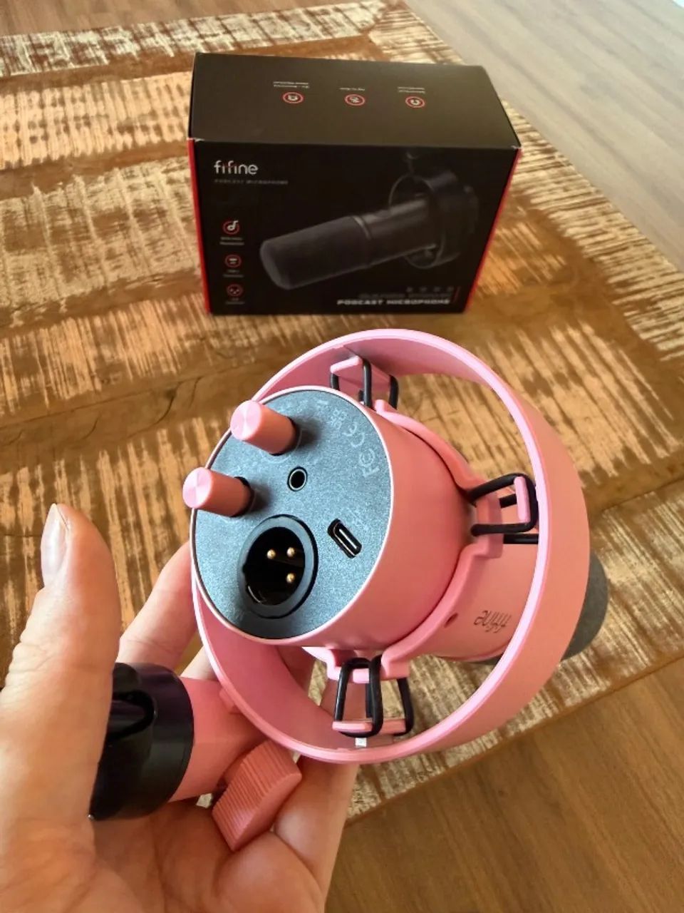 Microfone rosa Fifine K688 com tripé e caixa - Foto 4
