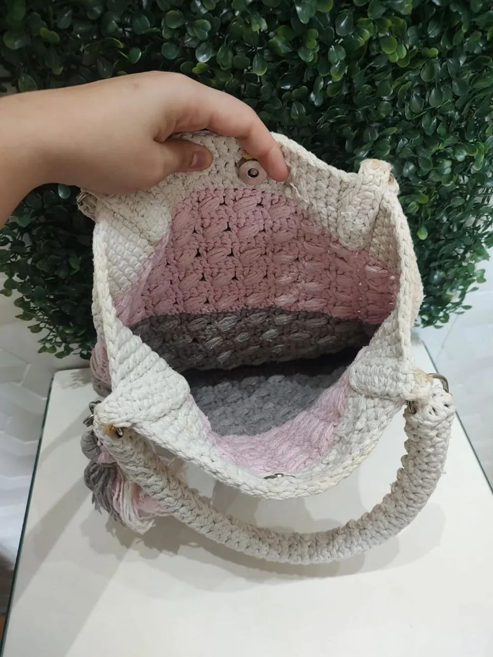 Bolsa ombro tote saco tricô napolitano creme rosa marrom chaveiro artesanal sacola - Foto 5