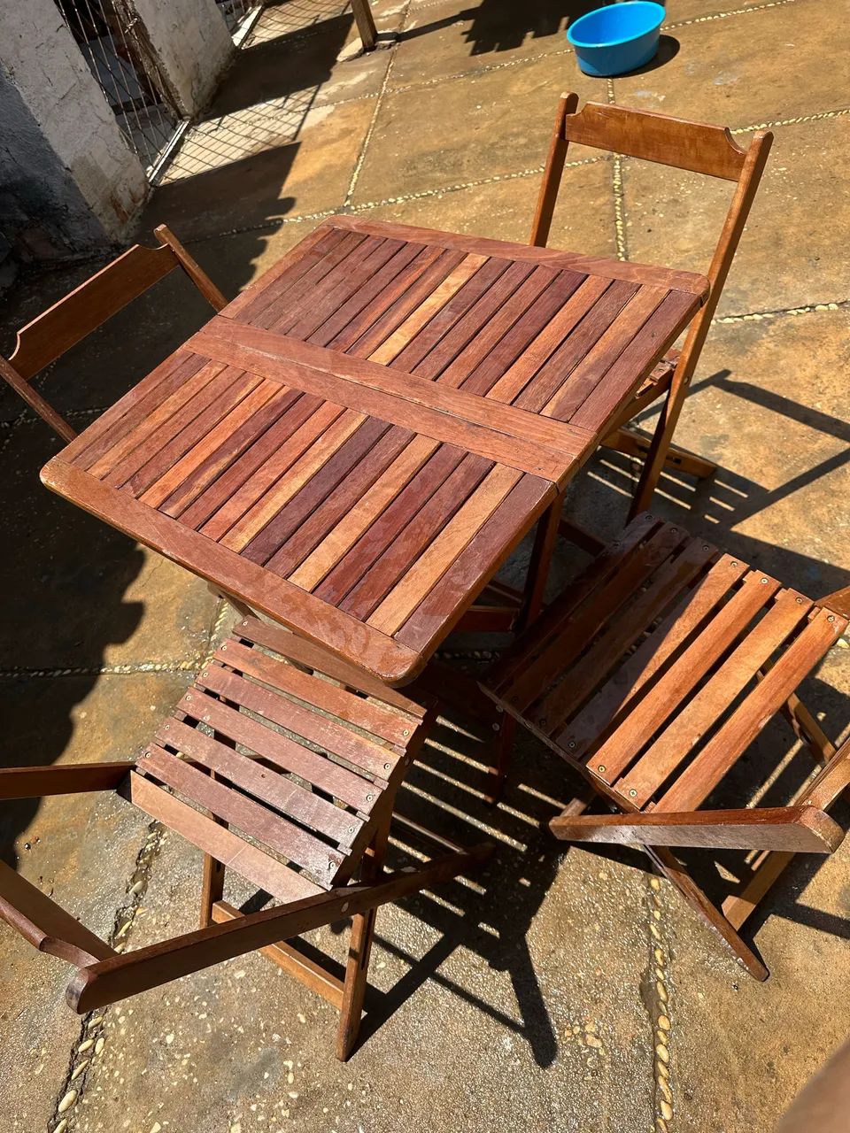 VENDE-SE CONJUNTO DE MESA + 4 CADEIRAS DE MADEIRA  - Foto 5