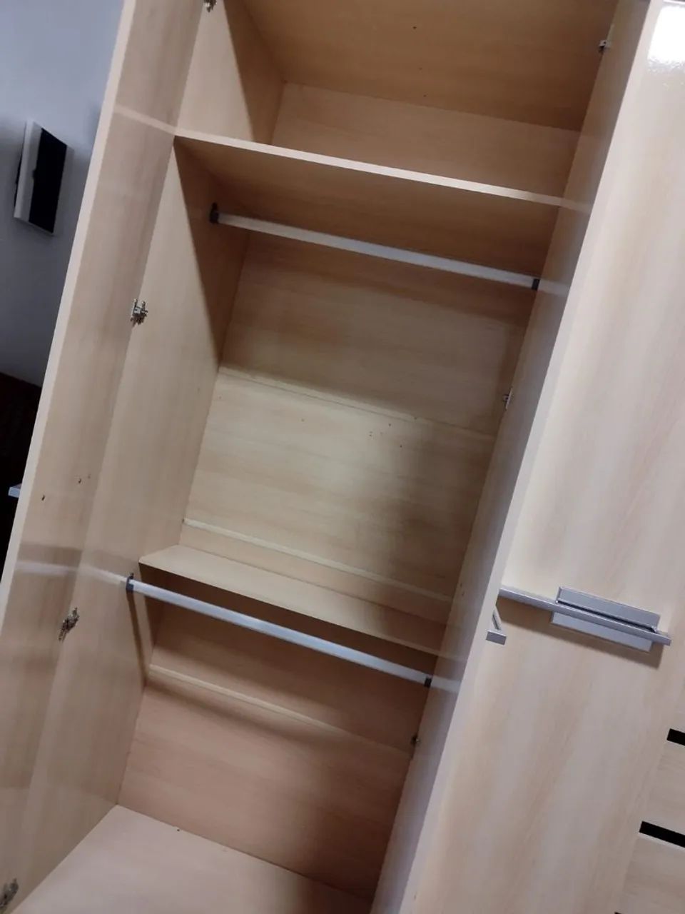 GUARDA-ROUPA 6 PORTAS - ÓTIMO ESPAÇO E CONSERVAÇÃO - Foto 4