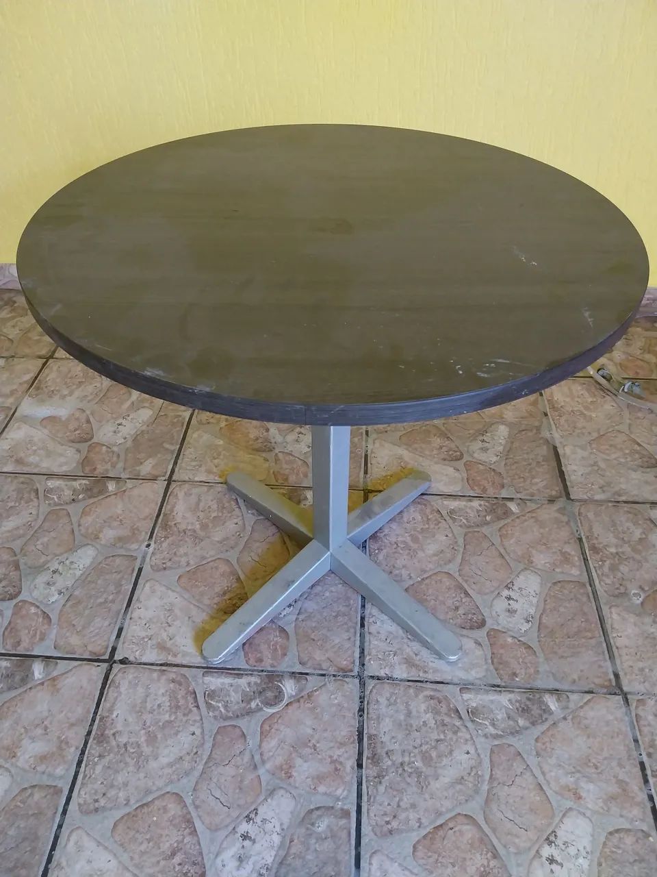 Mesa de escritório pequena - 90cm de diâmetro 