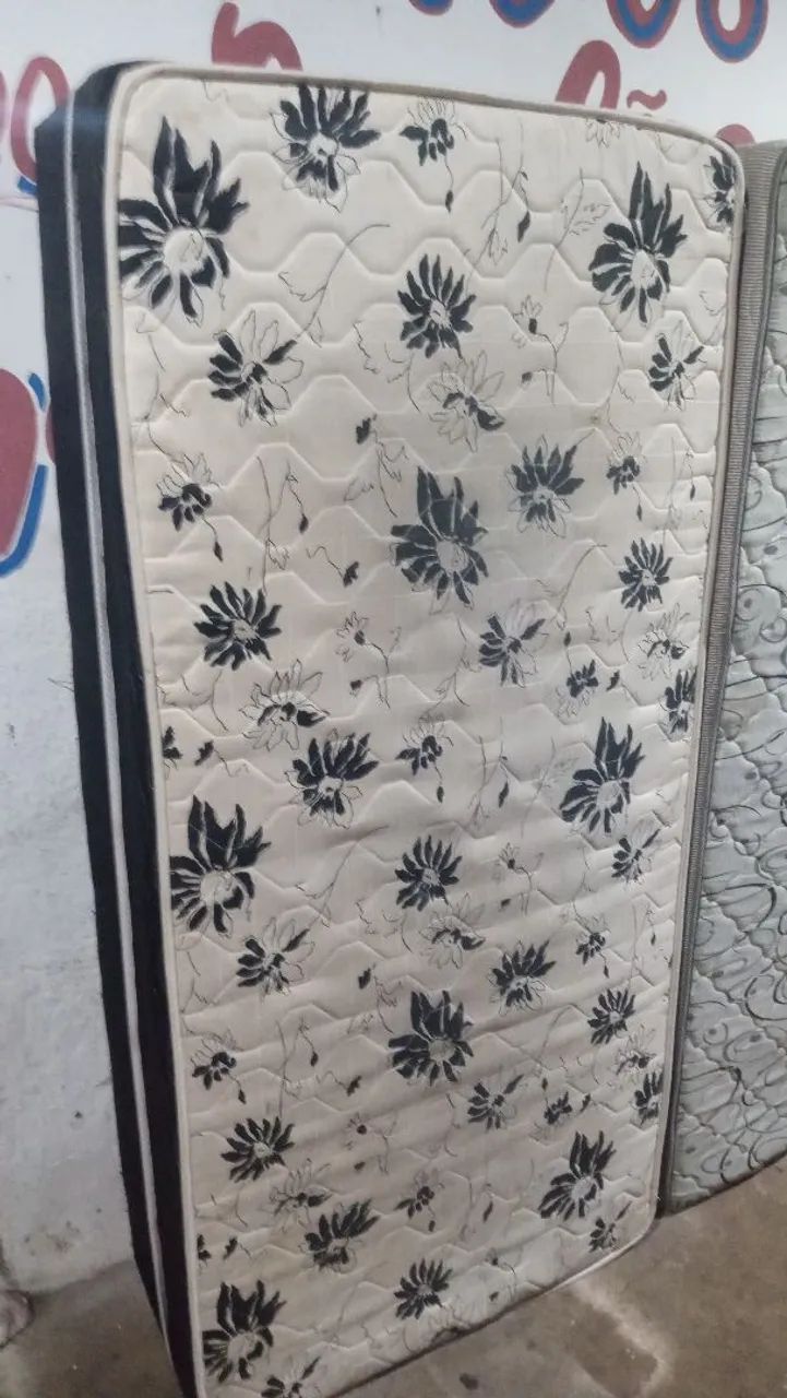 CAMA BOX BASE COM COLCHÃO ESPUMA - ESTAMPADO MUITO CONSERVADO ORTOBOM TENHO OUTROS MOVEIS  - Foto 2