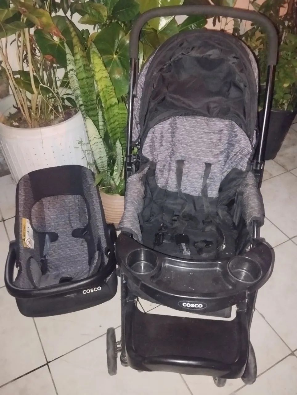 Carrinho de bebê com bebê conforto 