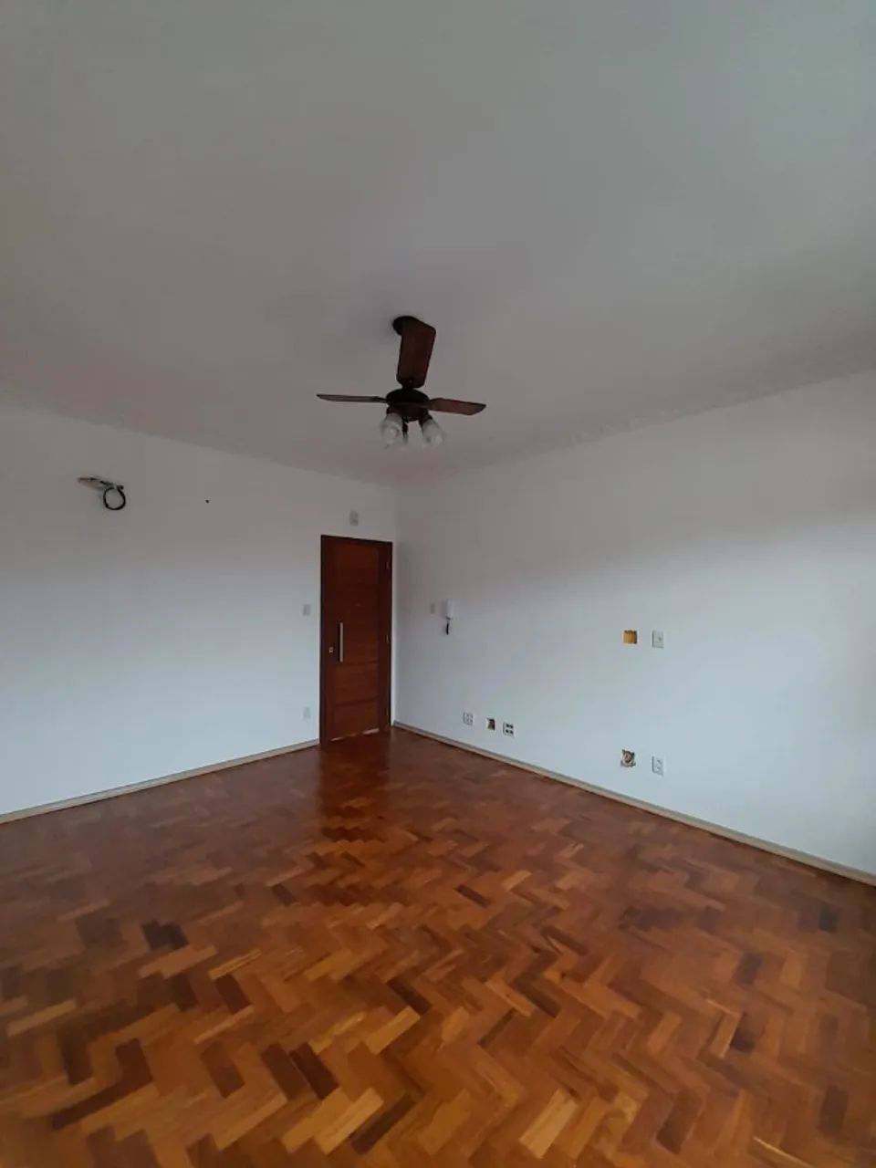 Casa de vila com 2 quartos + dependência e garagem reformada no Méier - Foto 2