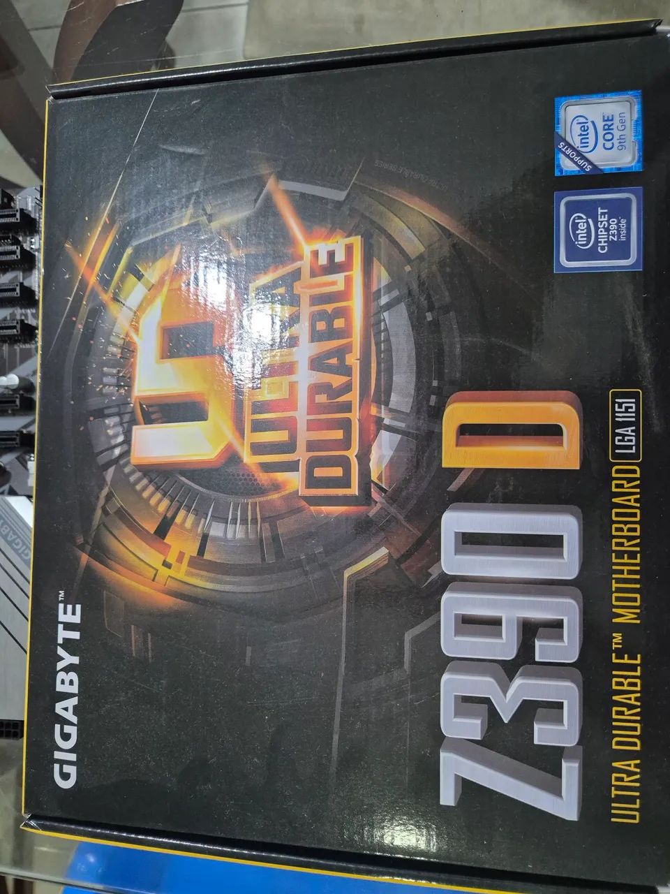 Placa mãe Gigabyte Z390 D com processador e memória 