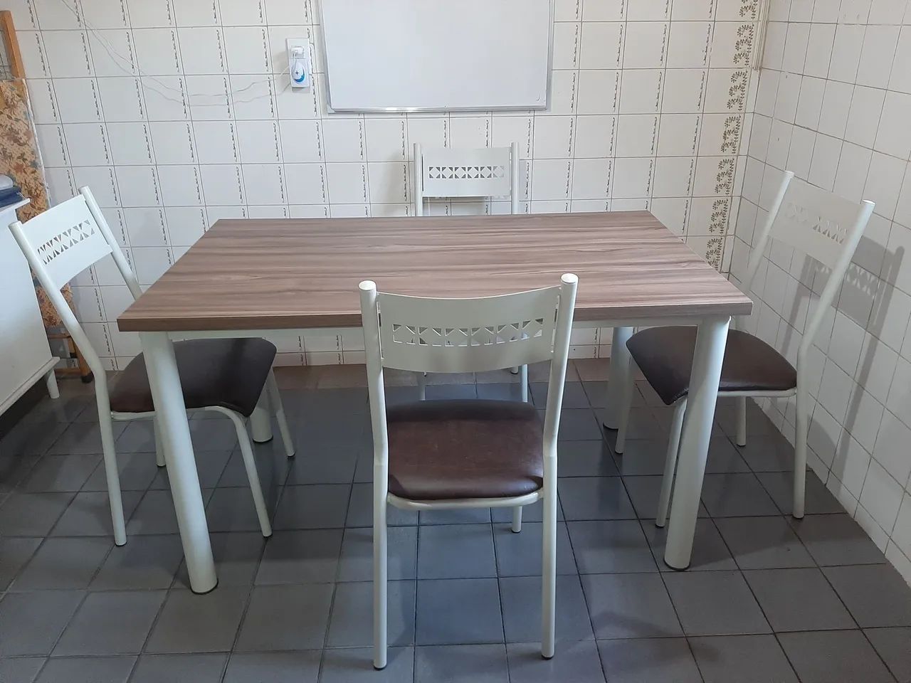 Mesa de jantar com 4 cadeiras
