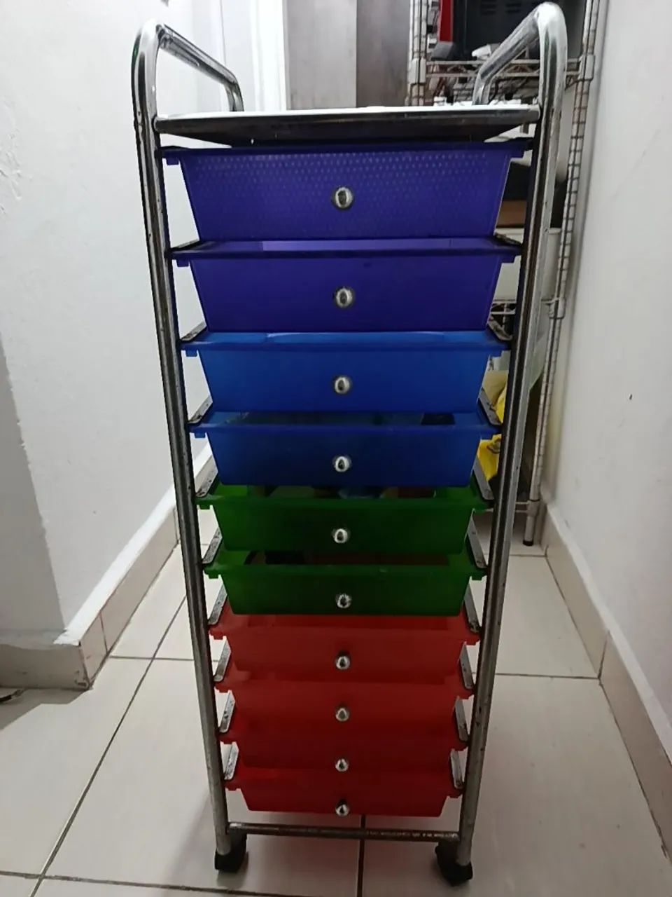 Estante de metal e plástico 