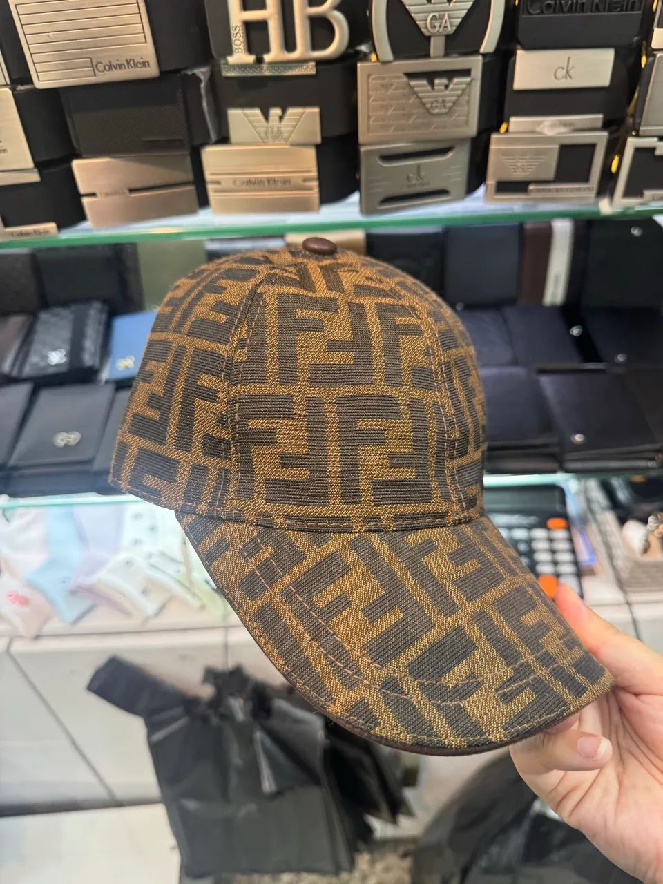 Boné estampado marrom fendi clássico italiano 