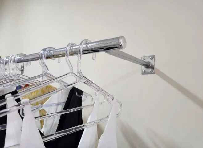 8 Araras de Parede Fixa Cromada Luxo - Foto 4