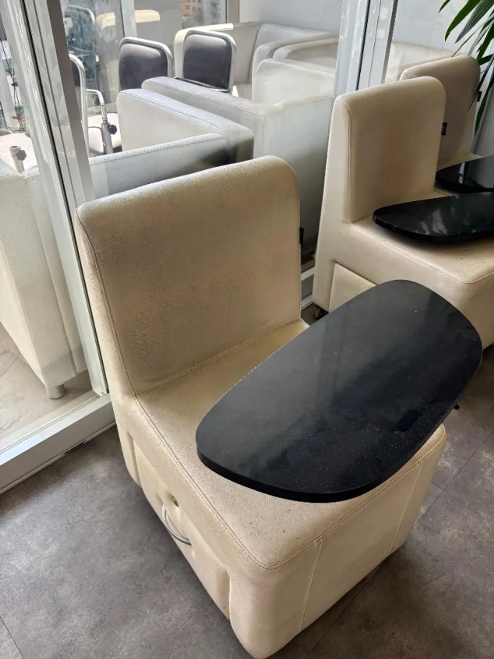 3 Carrinhos de Manicure Maletti em Couro Bege -