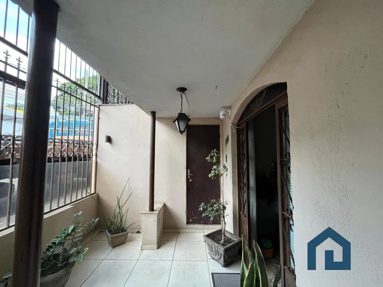 Casa ampla com piscina, varandas e três barracões - Foto 2