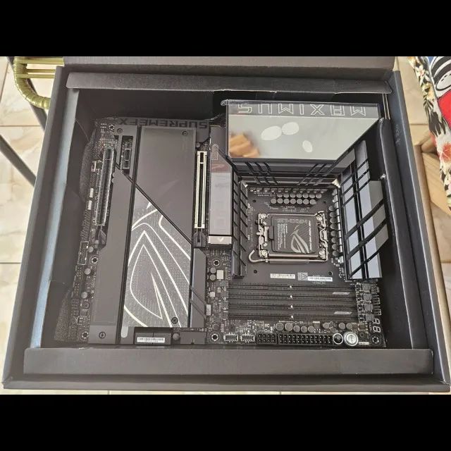 Placa-mãe Asus ROG Maximus Z890 Hero ATX Intel LGA 1851 - Foto 4