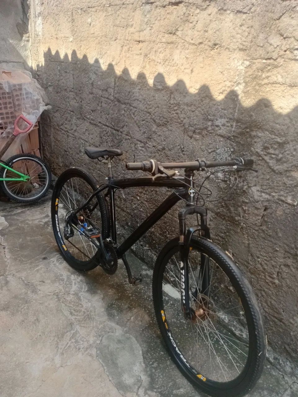 Bicicleta Aro 29 com marcha e freio a disco bem conservada - Foto 3