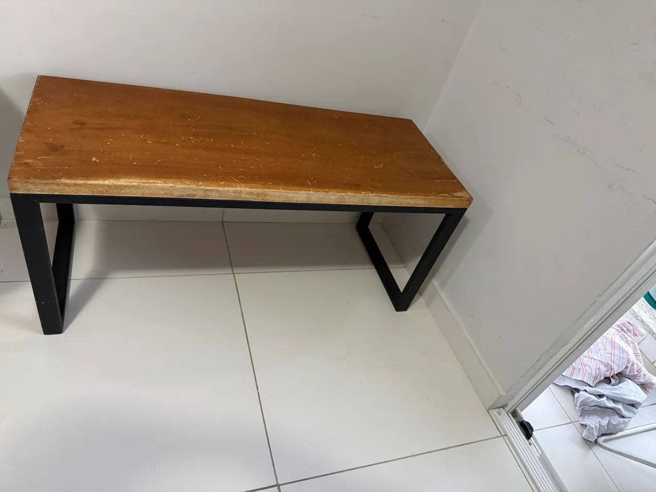 Vendo banco tampo de madeira e pés de Metalon