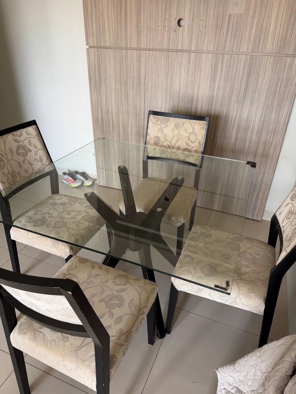 Mesa com 4 cadeiras 