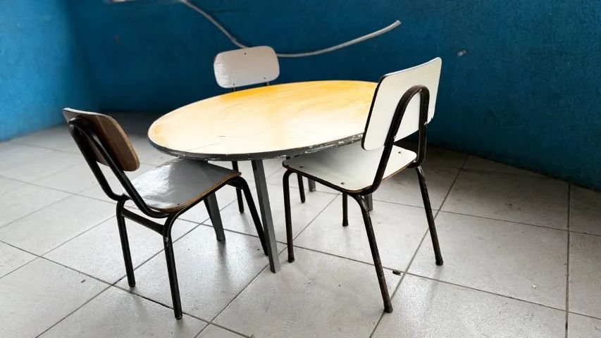 MESA INFANTIL ESCOLAR COM 3 CADEIRAS - Foto 3