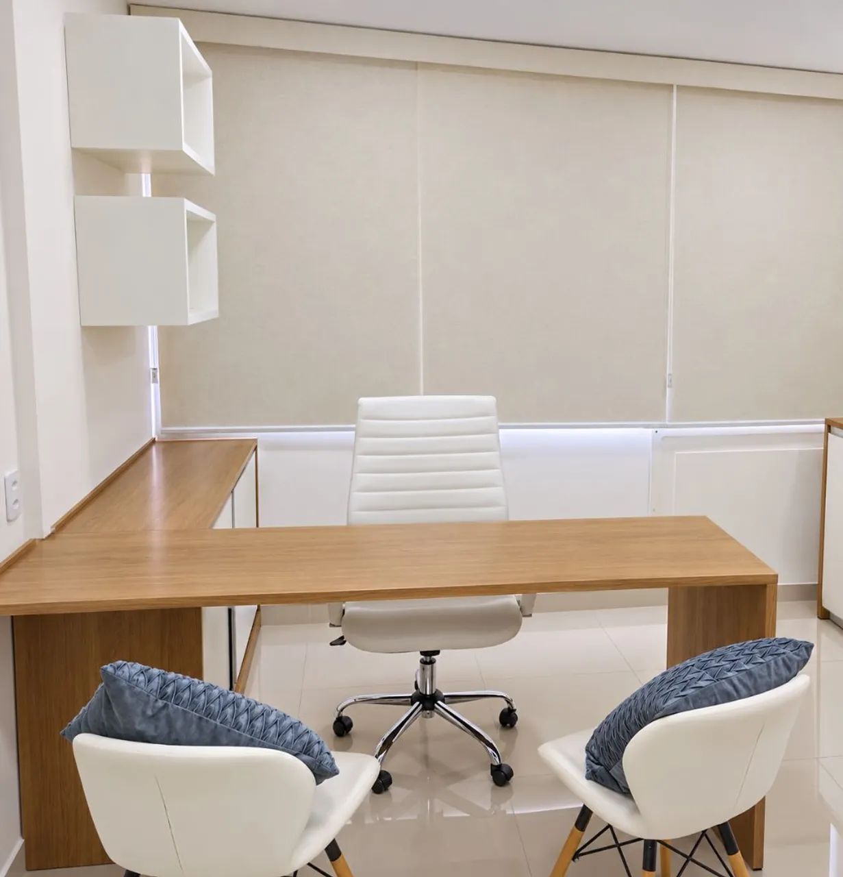 Mesa em L com armário 